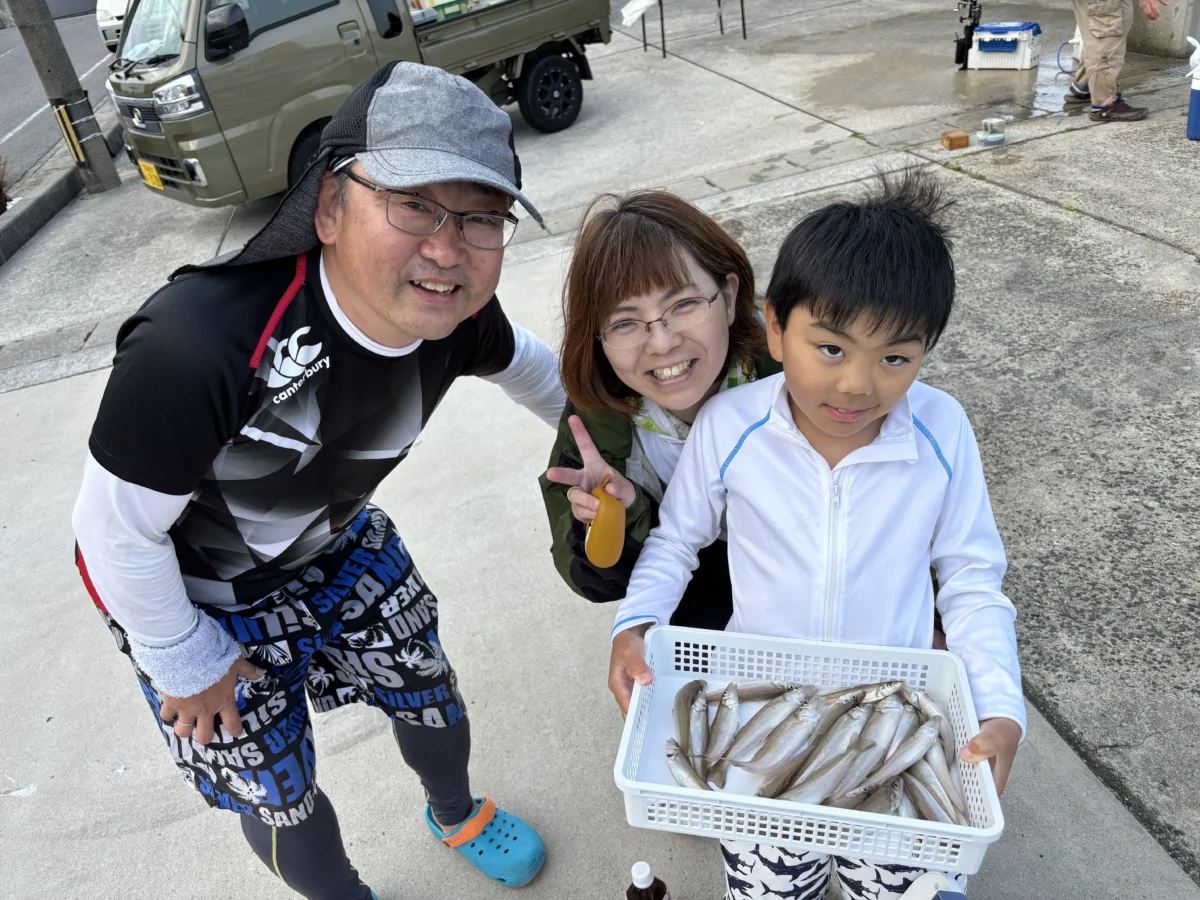 ざき丸の釣り船体験で良型のシロギスをたくさん釣って喜ぶご家族連れのお客様