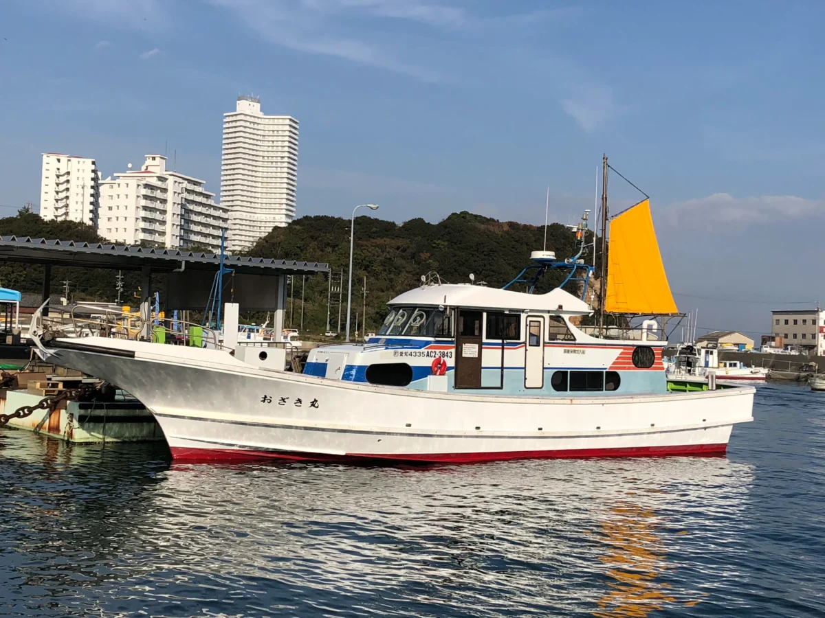 愛知県・知多半島の片名港に停泊する釣り船「おざき丸」の外観