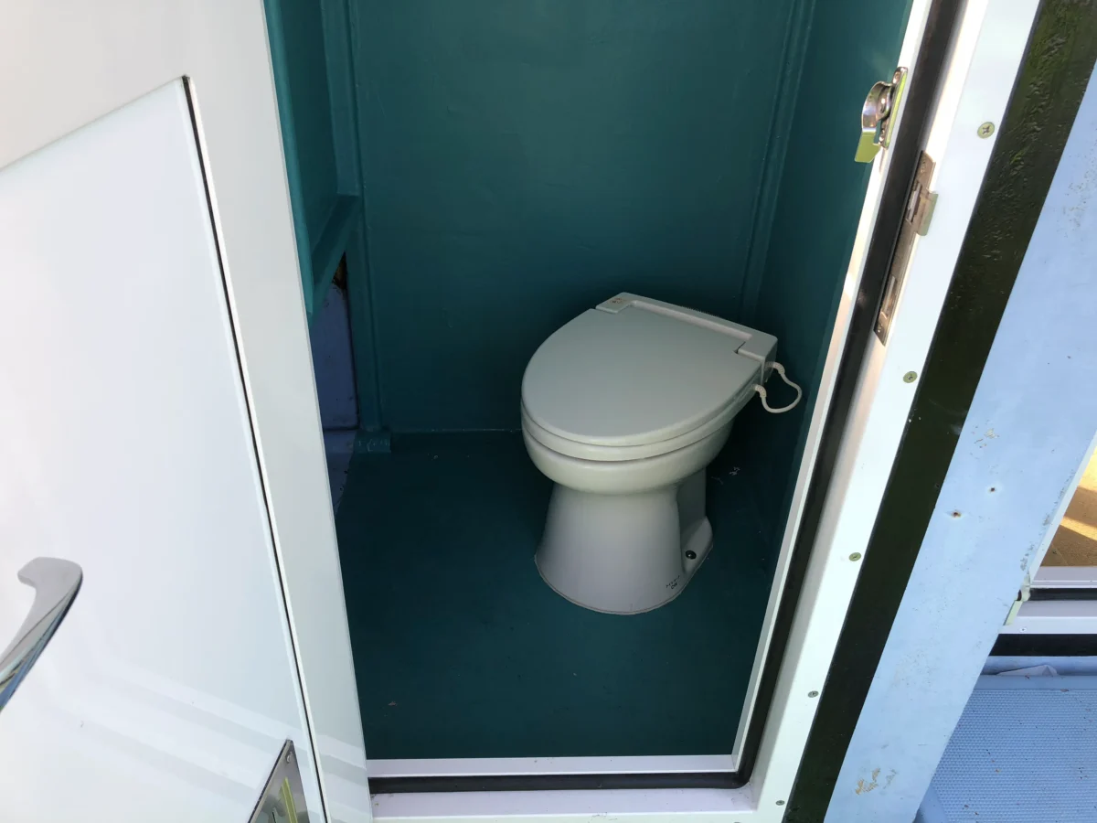 おざき丸に設置されている清潔な水洗トイレ