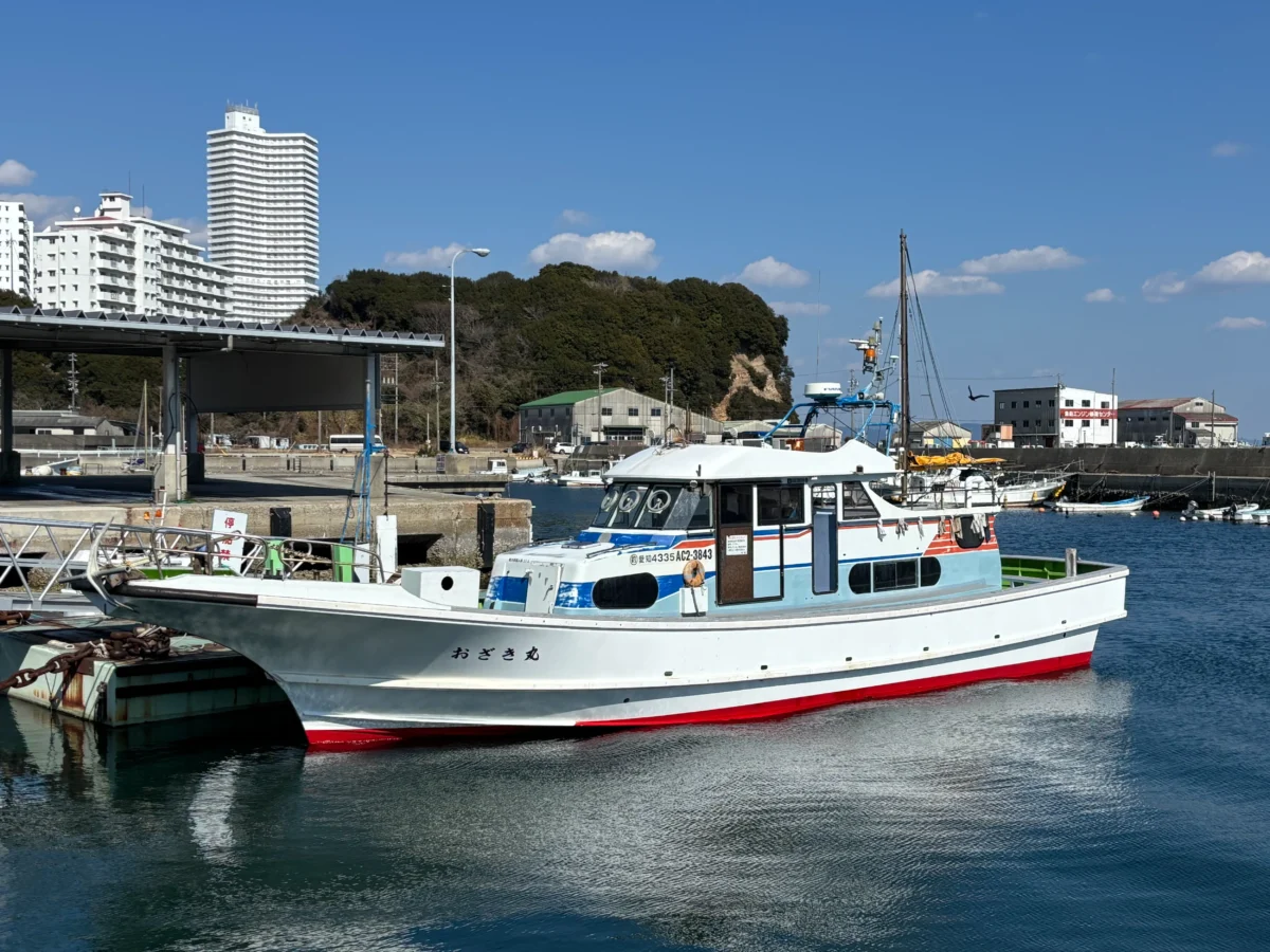 愛知県・知多半島の片名港に停泊する釣り船「おざき丸」の外観