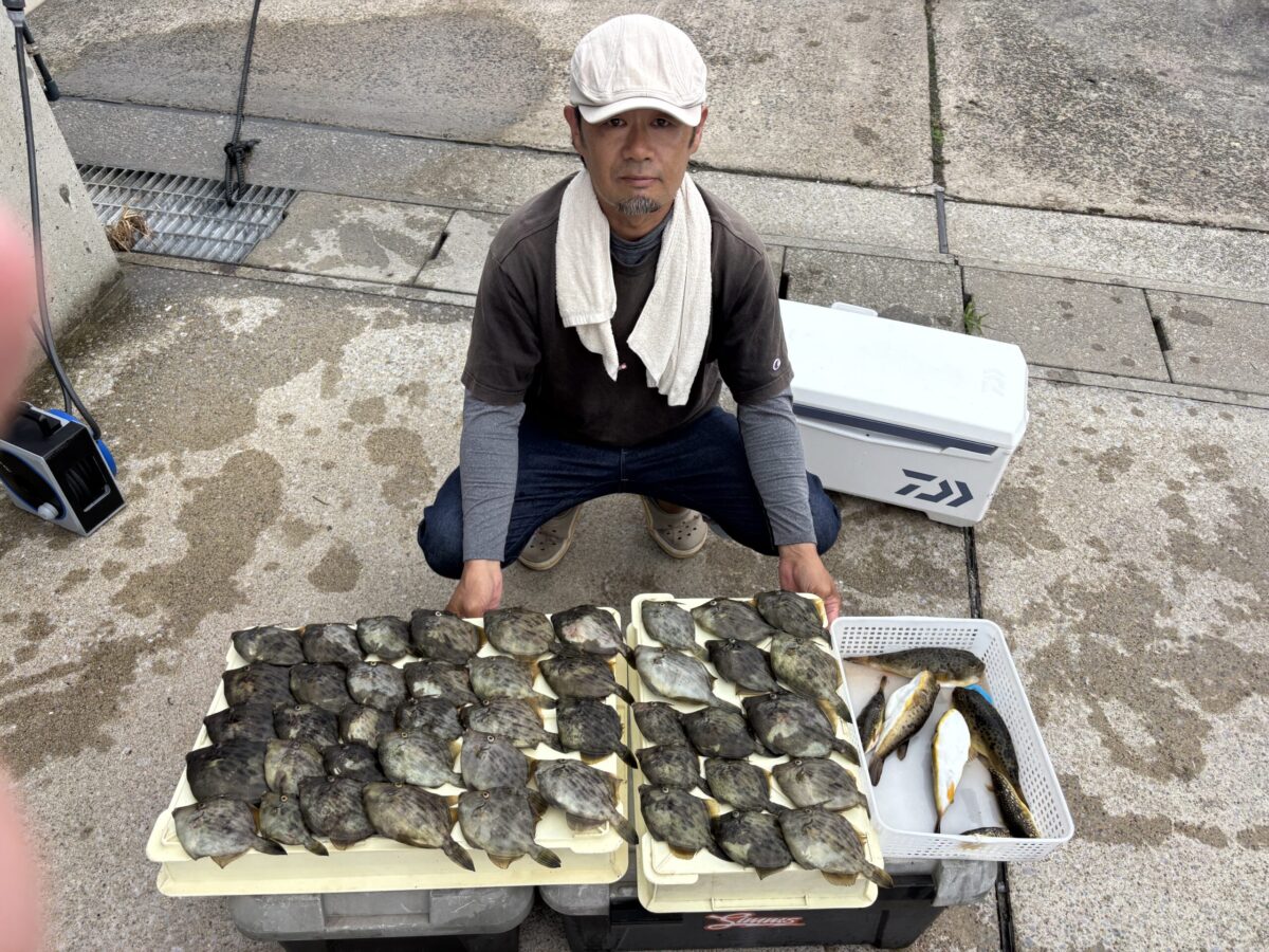 愛知片名漁港の釣り船「おざき丸」のカワハギ釣果記念撮影